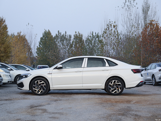 2023 Volkswagen Sagitar 300TSI DSG Leap Version Sedan com câmera traseira e AC automático