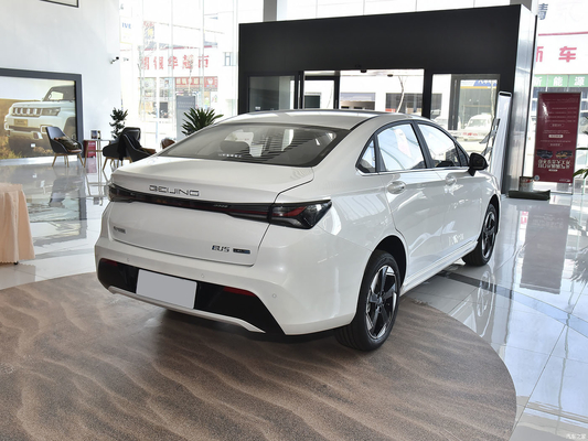 Beijing EU5 PLUS R500 Limousine Elétrico com alcance de 416KM e 120KW de potência total do motor