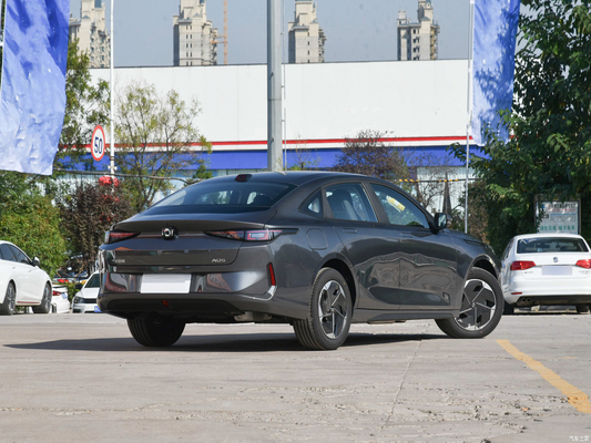 Tipo de combustível: híbrido Changan A05 Carro híbrido plug-in 5 lugares Três caixas 2024