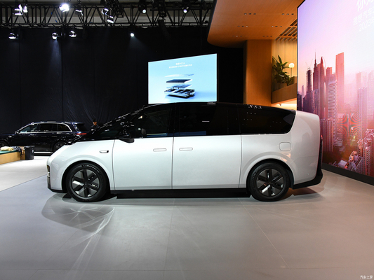 2023 MAX MPV Li Mega Auto EVC Carro com 400KW Total de Potência do Motor e 700KM CLTC Range