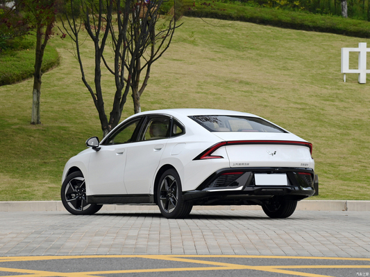 Wuling Xingguang 2023 150 Advanced Hybrid Sedan 4 portas 5 lugares 105KM Pure Electric alcance