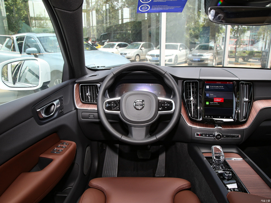 2024 Volvo XC60 B5 48V Light Hybrid 4WD SUV de luxo de tamanho médio com 5 assentos e 6 airbags