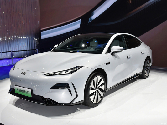 Energia Elétrica Geely Galaxy E8 Carro de 4 portas e 5 lugares com 200KW de potência e interior espaçoso
