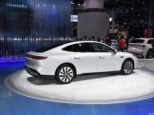 Energia Elétrica Geely Galaxy E8 Carro de 4 portas e 5 lugares com 200KW de potência e interior espaçoso