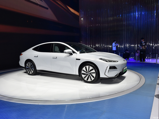 Energia Elétrica Geely Galaxy E8 Carro de 4 portas e 5 lugares com 200KW de potência e interior espaçoso