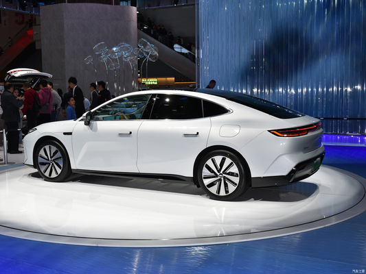 Energia Elétrica Geely Galaxy E8 Carro de 4 portas e 5 lugares com 200KW de potência e interior espaçoso