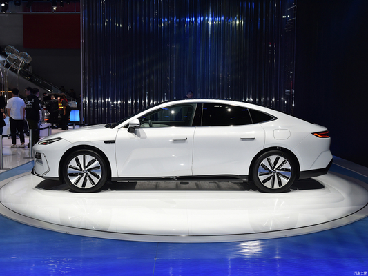 Energia Elétrica Geely Galaxy E8 Carro de 4 portas e 5 lugares com 200KW de potência e interior espaçoso